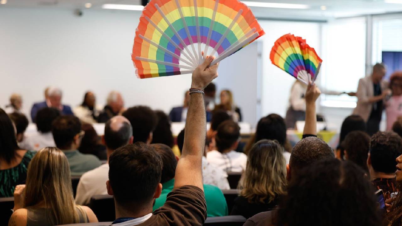 Governo diz que vai acertar salários do programa Rio Sem LGBTIfobia