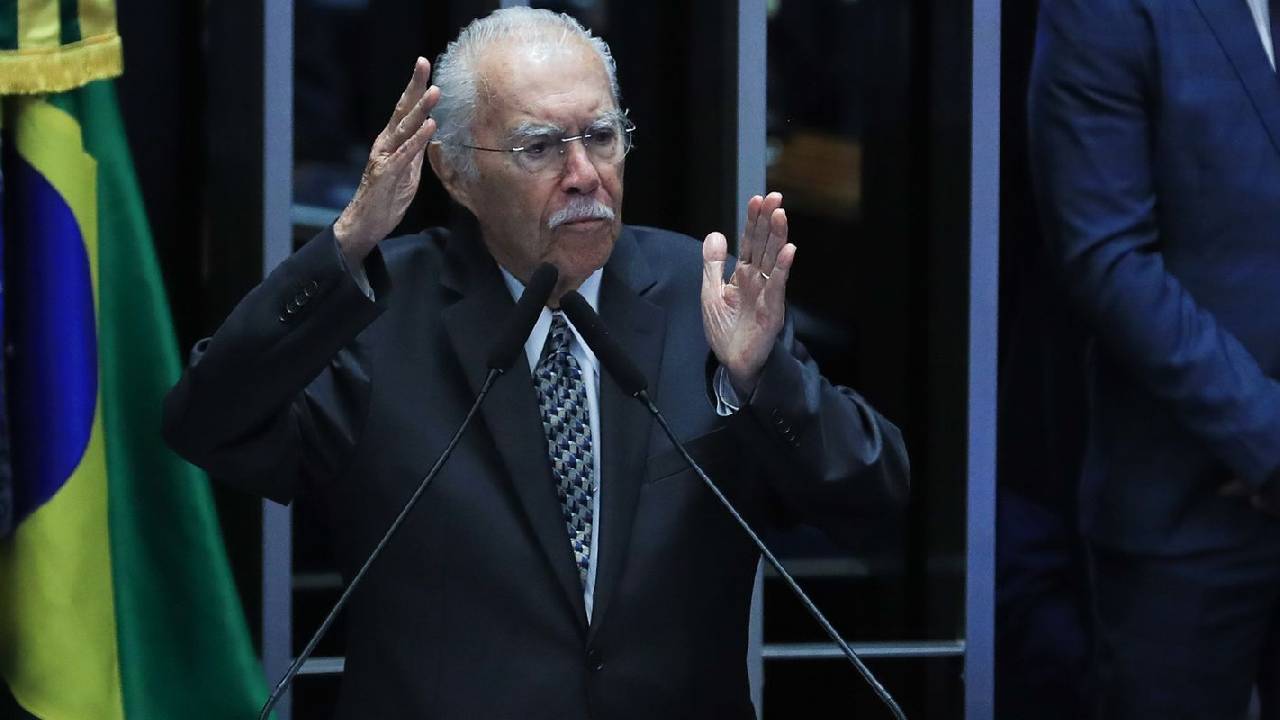 José Sarney é internado em UTI após procedimento abdominal