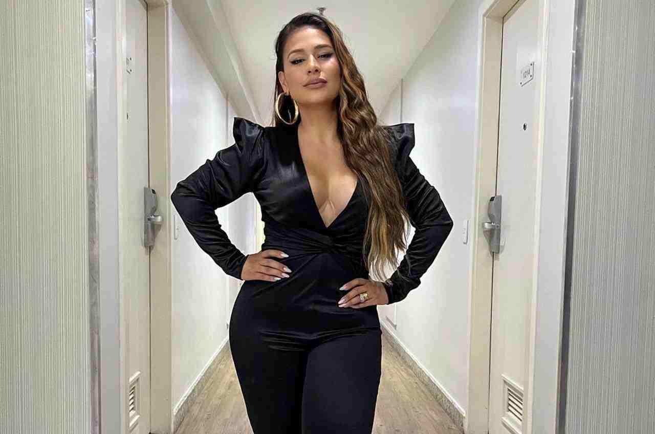 Após críticas, Simone canta hit de Anitta em show e provoca pastor