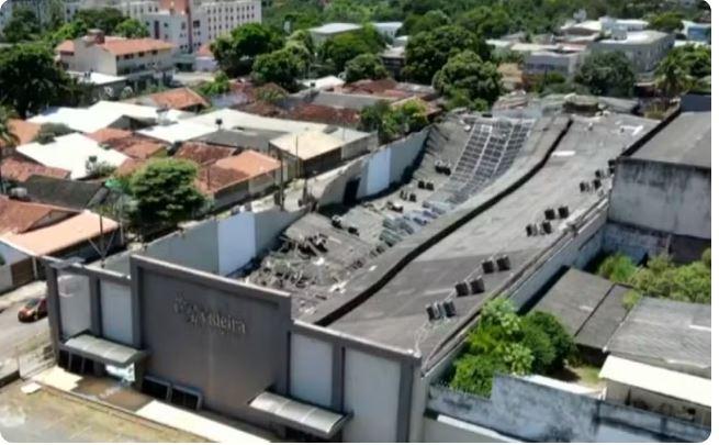 Golpistas iniciam falsa campanha para reconstruir igreja onde o teto desabou durante a instalação de placas solares, diz pastor