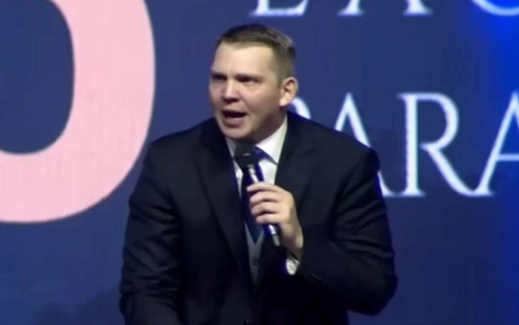 Pastor americano que pregou em congresso é indiciado por homofobia