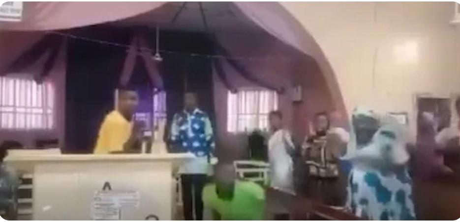 Transmissão de culto mostra ataque a igreja na Nigéria